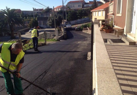 En marcha unha nova pavimentación no municipio de Riveira, esta vez na rúa da Igrexa na parroquia de Castiñeiras
